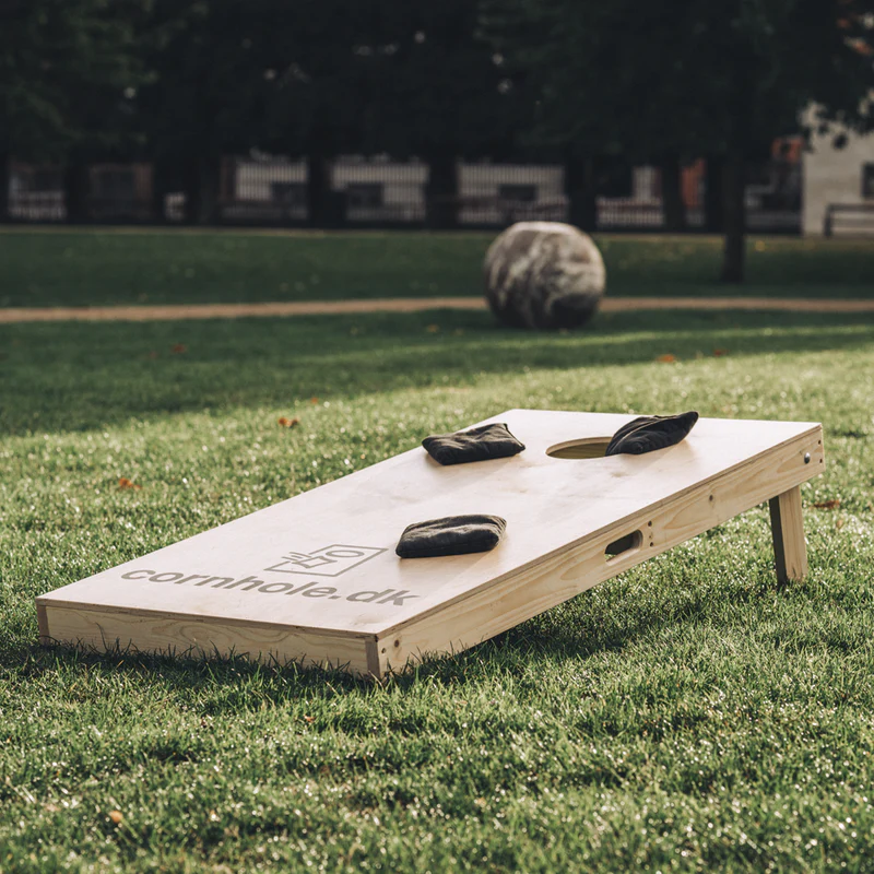 Cornhole bord met zakken klaar om te spelen